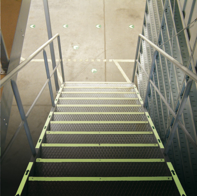 scale luminescenti e segnaletica adesiva a pavimento strisce antiscivolo scale